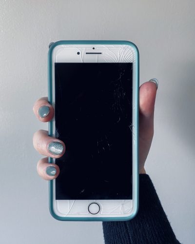 Iphone avec un protecteur d'écran fêlé